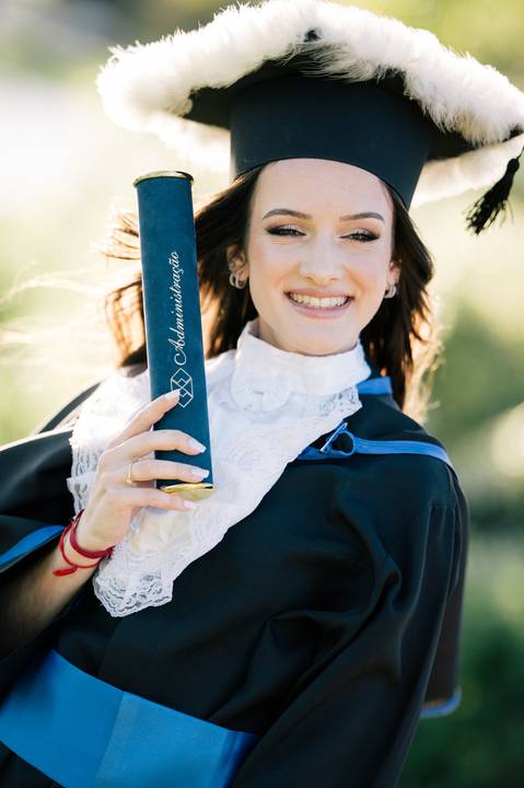 felipe-lopes-fotografia-fotografo-em-osorio-litoral-norte-do-rio-grande-do-sul-ensaio-de-toga-turma-de-formandos-curso-de-administracao-FURG-santo-antonio-da-patrulha-ensaio-externo-retrato-espontaneo-leve-natureza-por-do-sol'