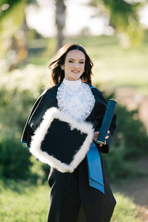 felipe-lopes-fotografia-fotografo-em-osorio-litoral-norte-do-rio-grande-do-sul-ensaio-de-toga-turma-de-formandos-curso-de-administracao-FURG-santo-antonio-da-patrulha-ensaio-externo-retrato-espontaneo-leve-natureza-por-do-sol'