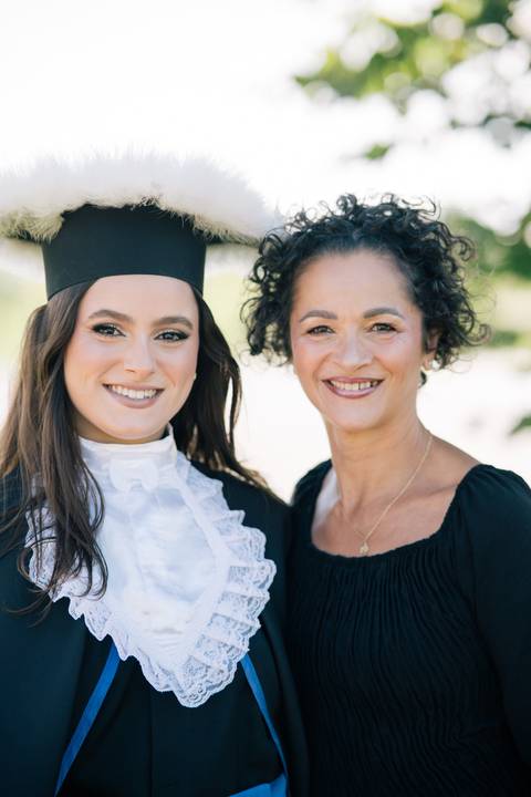 felipe-lopes-fotografia-fotografo-em-osorio-litoral-norte-do-rio-grande-do-sul-ensaio-de-toga-turma-de-formandos-curso-de-administracao-FURG-santo-antonio-da-patrulha-ensaio-externo-com-família-retratos-individuais-espontaneo-leve-natureza-por-do-sol'