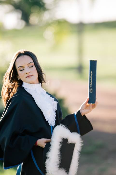 felipe-lopes-fotografia-fotografo-em-osorio-litoral-norte-do-rio-grande-do-sul-ensaio-de-toga-turma-de-formandos-curso-de-administracao-FURG-santo-antonio-da-patrulha-ensaio-externo-retrato-espontaneo-leve-natureza-por-do-sol'
