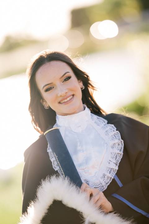 felipe-lopes-fotografia-fotografo-em-osorio-litoral-norte-do-rio-grande-do-sul-ensaio-de-toga-turma-de-formandos-curso-de-administracao-FURG-santo-antonio-da-patrulha-ensaio-externo-retrato-espontaneo-leve-natureza-por-do-sol'