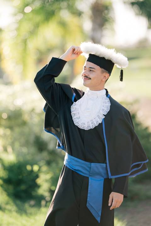 felipe-lopes-fotografia-fotografo-em-osorio-litoral-norte-do-rio-grande-do-sul-ensaio-de-toga-turma-de-formandos-curso-de-administracao-FURG-santo-antonio-da-patrulha-ensaio-externo-retrato-espontaneo-leve-natureza-por-do-sol'