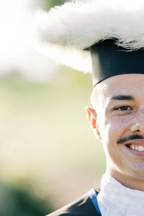 felipe-lopes-fotografia-fotografo-em-osorio-litoral-norte-do-rio-grande-do-sul-ensaio-de-toga-turma-de-formandos-curso-de-administracao-FURG-santo-antonio-da-patrulha-ensaio-externo-retrato-espontaneo-leve-natureza-por-do-sol'