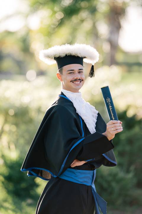 felipe-lopes-fotografia-fotografo-em-osorio-litoral-norte-do-rio-grande-do-sul-ensaio-de-toga-turma-de-formandos-curso-de-administracao-FURG-santo-antonio-da-patrulha-ensaio-externo-retrato-espontaneo-leve-natureza-por-do-sol'