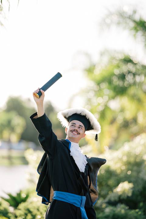 felipe-lopes-fotografia-fotografo-em-osorio-litoral-norte-do-rio-grande-do-sul-ensaio-de-toga-turma-de-formandos-curso-de-administracao-FURG-santo-antonio-da-patrulha-ensaio-externo-retrato-espontaneo-leve-natureza-por-do-sol'