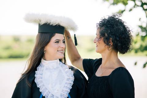 felipe-lopes-fotografia-fotografo-em-osorio-litoral-norte-do-rio-grande-do-sul-ensaio-de-toga-turma-de-formandos-curso-de-administracao-FURG-santo-antonio-da-patrulha-ensaio-externo-com-família-retratos-individuais-espontaneo-leve-natureza-por-do-sol'