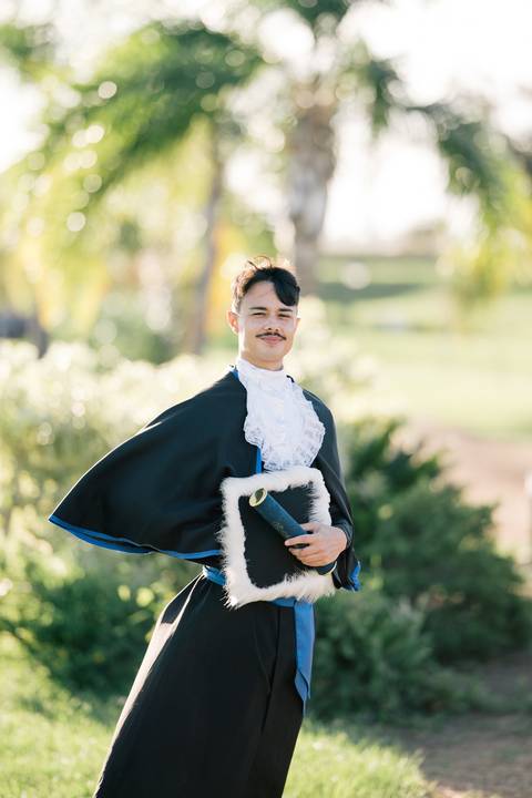 felipe-lopes-fotografia-fotografo-em-osorio-litoral-norte-do-rio-grande-do-sul-ensaio-de-toga-turma-de-formandos-curso-de-administracao-FURG-santo-antonio-da-patrulha-ensaio-externo-retrato-espontaneo-leve-natureza-por-do-sol'