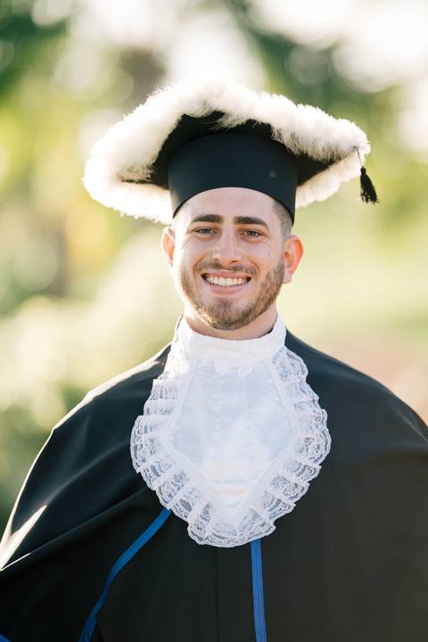 felipe-lopes-fotografia-fotografo-em-osorio-litoral-norte-do-rio-grande-do-sul-ensaio-de-toga-turma-de-formandos-curso-de-administracao-FURG-santo-antonio-da-patrulha-ensaio-externo-retrato-espontaneo-leve-natureza-por-do-sol'