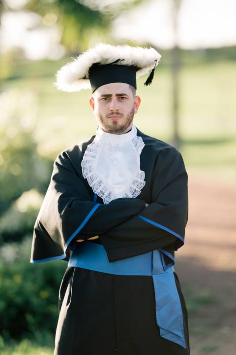 felipe-lopes-fotografia-fotografo-em-osorio-litoral-norte-do-rio-grande-do-sul-ensaio-de-toga-turma-de-formandos-curso-de-administracao-FURG-santo-antonio-da-patrulha-ensaio-externo-retrato-espontaneo-leve-natureza-por-do-sol'