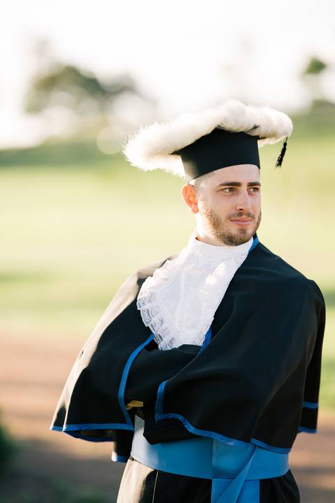 felipe-lopes-fotografia-fotografo-em-osorio-litoral-norte-do-rio-grande-do-sul-ensaio-de-toga-turma-de-formandos-curso-de-administracao-FURG-santo-antonio-da-patrulha-ensaio-externo-retrato-espontaneo-leve-natureza-por-do-sol'