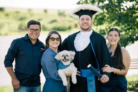 felipe-lopes-fotografia-fotografo-em-osorio-litoral-norte-do-rio-grande-do-sul-ensaio-de-toga-turma-de-formandos-curso-de-administracao-FURG-santo-antonio-da-patrulha-ensaio-externo-com-família-retratos-individuais-espontaneo-leve-natureza-por-do-sol'
