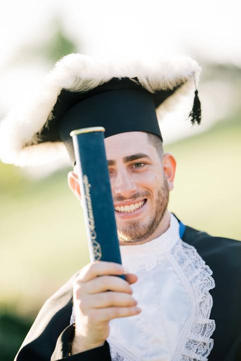 felipe-lopes-fotografia-fotografo-em-osorio-litoral-norte-do-rio-grande-do-sul-ensaio-de-toga-turma-de-formandos-curso-de-administracao-FURG-santo-antonio-da-patrulha-ensaio-externo-retrato-espontaneo-leve-natureza-por-do-sol'