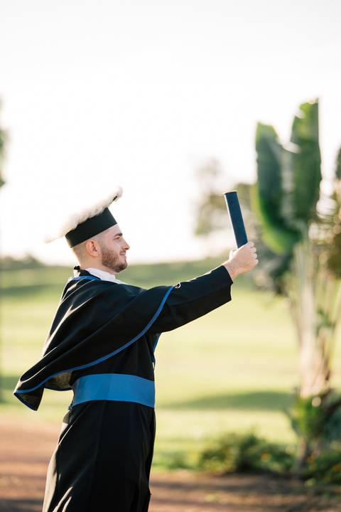 felipe-lopes-fotografia-fotografo-em-osorio-litoral-norte-do-rio-grande-do-sul-ensaio-de-toga-turma-de-formandos-curso-de-administracao-FURG-santo-antonio-da-patrulha-ensaio-externo-retrato-espontaneo-leve-natureza-por-do-sol'
