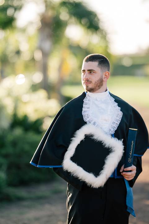 felipe-lopes-fotografia-fotografo-em-osorio-litoral-norte-do-rio-grande-do-sul-ensaio-de-toga-turma-de-formandos-curso-de-administracao-FURG-santo-antonio-da-patrulha-ensaio-externo-retrato-espontaneo-leve-natureza-por-do-sol'