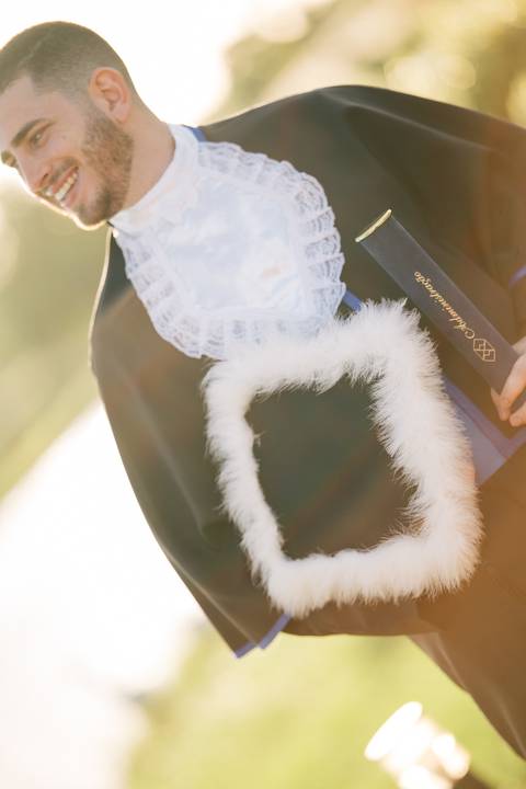 felipe-lopes-fotografia-fotografo-em-osorio-litoral-norte-do-rio-grande-do-sul-ensaio-de-toga-turma-de-formandos-curso-de-administracao-FURG-santo-antonio-da-patrulha-ensaio-externo-retrato-espontaneo-leve-natureza-por-do-sol'