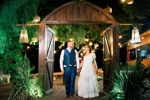 fotografo-em-osorio-litoral-norte-rio-grande-do-sul-felipe-lopes-fotografia-cerimonia-de-casamento-externo-por-do-sol-natureza-paisagem-campo-no-delicias-da-cancela-em-santo-antonio-da-patrulha-noivos'