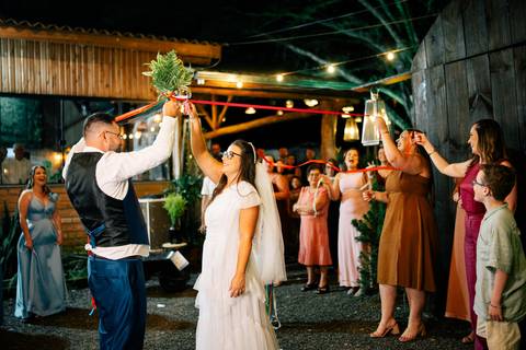 fotografo-em-osorio-litoral-norte-rio-grande-do-sul-felipe-lopes-fotografia-cerimonia-de-casamento-externo-por-do-sol-natureza-paisagem-campo-no-delicias-da-cancela-em-santo-antonio-da-patrulha-noivos'