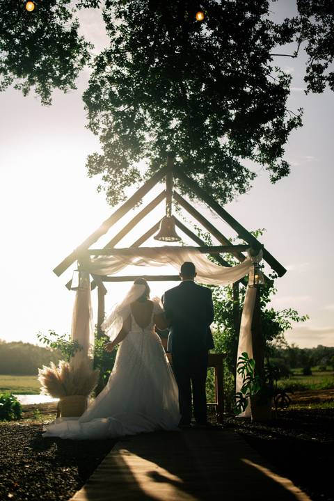 fotografo-em-osorio-litoral-norte-rio-grande-do-sul-felipe-lopes-fotografia-cerimonia-de-casamento-externo-por-do-sol-natureza-paisagem-campo-no-delicias-da-cancela-em-santo-antonio-da-patrulha-noivos'