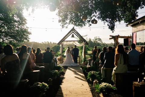 fotografo-em-osorio-litoral-norte-rio-grande-do-sul-felipe-lopes-fotografia-cerimonia-de-casamento-externo-por-do-sol-natureza-paisagem-campo-no-delicias-da-cancela-em-santo-antonio-da-patrulha-noivos'