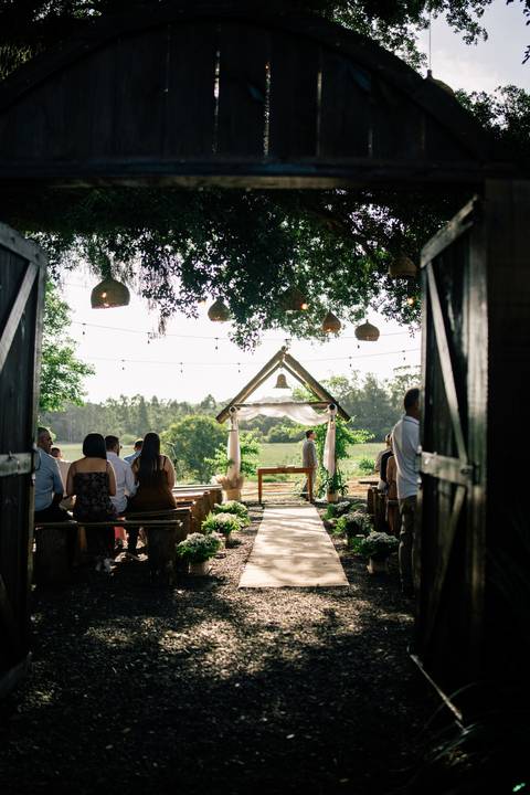 fotografo-em-osorio-litoral-norte-rio-grande-do-sul-felipe-lopes-fotografia-cerimonia-de-casamento-externo-por-do-sol-natureza-paisagem-campo-no-delicias-da-cancela-em-santo-antonio-da-patrulha-noivos'