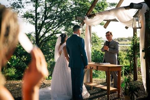 fotografo-em-osorio-litoral-norte-rio-grande-do-sul-felipe-lopes-fotografia-cerimonia-de-casamento-externo-por-do-sol-natureza-paisagem-campo-no-delicias-da-cancela-em-santo-antonio-da-patrulha-noivos'