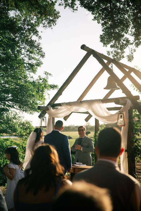 fotografo-em-osorio-litoral-norte-rio-grande-do-sul-felipe-lopes-fotografia-cerimonia-de-casamento-externo-por-do-sol-natureza-paisagem-campo-no-delicias-da-cancela-em-santo-antonio-da-patrulha-noivos'