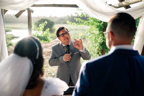 fotografo-em-osorio-litoral-norte-rio-grande-do-sul-felipe-lopes-fotografia-cerimonia-de-casamento-externo-por-do-sol-natureza-paisagem-campo-no-delicias-da-cancela-em-santo-antonio-da-patrulha-noivos'