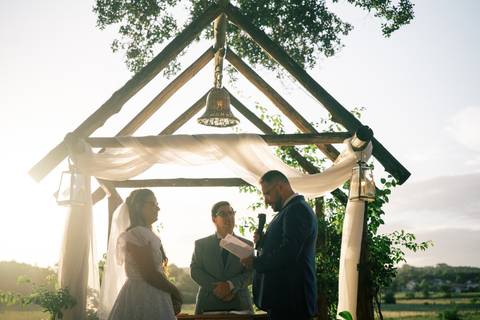 fotografo-em-osorio-litoral-norte-rio-grande-do-sul-felipe-lopes-fotografia-cerimonia-de-casamento-externo-por-do-sol-natureza-paisagem-campo-no-delicias-da-cancela-em-santo-antonio-da-patrulha-noivos'