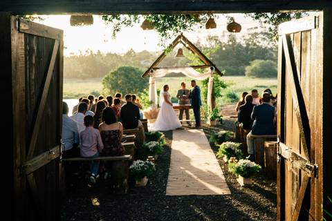 fotografo-em-osorio-litoral-norte-rio-grande-do-sul-felipe-lopes-fotografia-cerimonia-de-casamento-externo-por-do-sol-natureza-paisagem-campo-no-delicias-da-cancela-em-santo-antonio-da-patrulha-noivos'