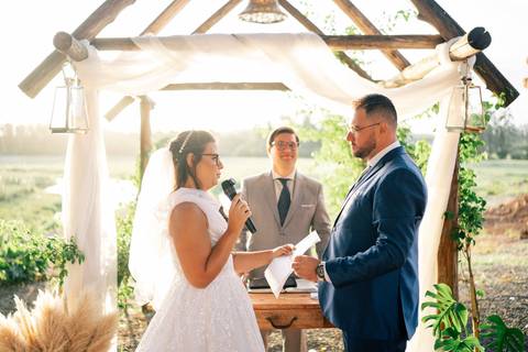 fotografo-em-osorio-litoral-norte-rio-grande-do-sul-felipe-lopes-fotografia-cerimonia-de-casamento-externo-por-do-sol-natureza-paisagem-campo-no-delicias-da-cancela-em-santo-antonio-da-patrulha-noivos'