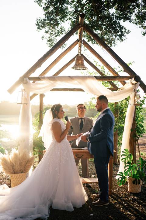fotografo-em-osorio-litoral-norte-rio-grande-do-sul-felipe-lopes-fotografia-cerimonia-de-casamento-externo-por-do-sol-natureza-paisagem-campo-no-delicias-da-cancela-em-santo-antonio-da-patrulha-noivos'