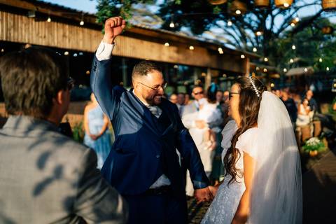 fotografo-em-osorio-litoral-norte-rio-grande-do-sul-felipe-lopes-fotografia-cerimonia-de-casamento-externo-por-do-sol-natureza-paisagem-campo-no-delicias-da-cancela-em-santo-antonio-da-patrulha-noivos'