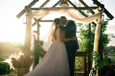 fotografo-em-osorio-litoral-norte-rio-grande-do-sul-felipe-lopes-fotografia-cerimonia-de-casamento-externo-por-do-sol-natureza-paisagem-campo-no-delicias-da-cancela-em-santo-antonio-da-patrulha-noivos'