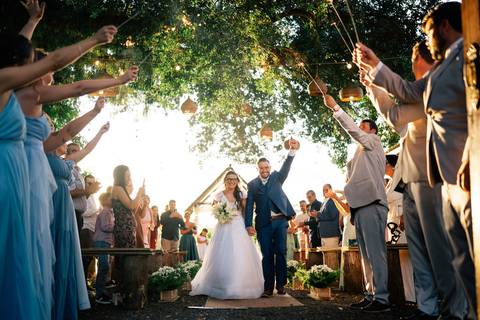 fotografo-em-osorio-litoral-norte-rio-grande-do-sul-felipe-lopes-fotografia-cerimonia-de-casamento-externo-por-do-sol-natureza-paisagem-campo-no-delicias-da-cancela-em-santo-antonio-da-patrulha-noivos'