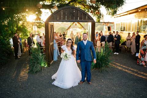 fotografo-em-osorio-litoral-norte-rio-grande-do-sul-felipe-lopes-fotografia-cerimonia-de-casamento-externo-por-do-sol-natureza-paisagem-campo-no-delicias-da-cancela-em-santo-antonio-da-patrulha-noivos'