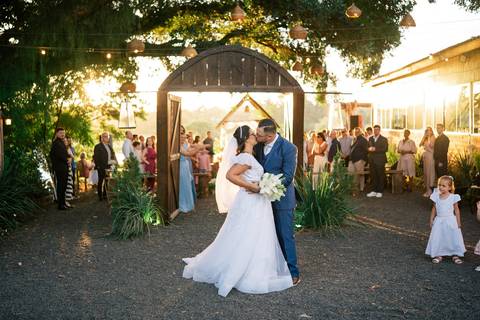 fotografo-em-osorio-litoral-norte-rio-grande-do-sul-felipe-lopes-fotografia-cerimonia-de-casamento-externo-por-do-sol-natureza-paisagem-campo-no-delicias-da-cancela-em-santo-antonio-da-patrulha-noivos'