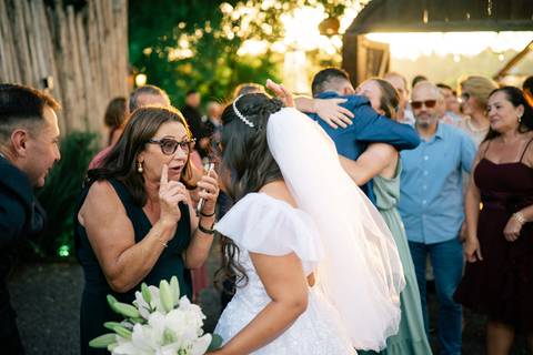 fotografo-em-osorio-litoral-norte-rio-grande-do-sul-felipe-lopes-fotografia-cerimonia-de-casamento-externo-por-do-sol-natureza-paisagem-campo-no-delicias-da-cancela-em-santo-antonio-da-patrulha-noivos'