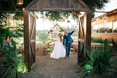 fotografo-em-osorio-litoral-norte-rio-grande-do-sul-felipe-lopes-fotografia-cerimonia-de-casamento-externo-por-do-sol-natureza-paisagem-campo-no-delicias-da-cancela-em-santo-antonio-da-patrulha-noivos'