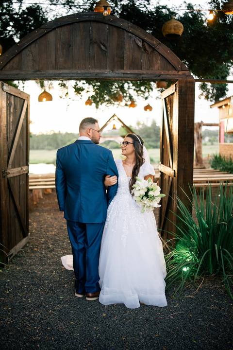 fotografo-em-osorio-litoral-norte-rio-grande-do-sul-felipe-lopes-fotografia-cerimonia-de-casamento-externo-por-do-sol-natureza-paisagem-campo-no-delicias-da-cancela-em-santo-antonio-da-patrulha-noivos'