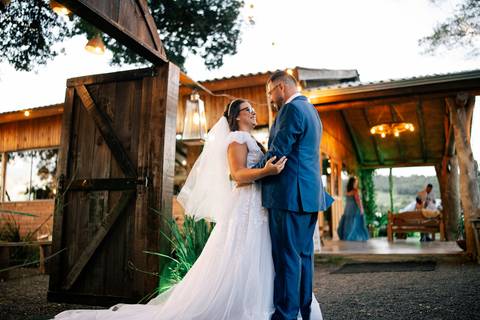 fotografo-em-osorio-litoral-norte-rio-grande-do-sul-felipe-lopes-fotografia-cerimonia-de-casamento-externo-por-do-sol-natureza-paisagem-campo-no-delicias-da-cancela-em-santo-antonio-da-patrulha-noivos'