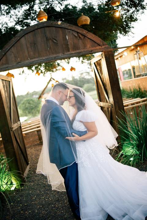 fotografo-em-osorio-litoral-norte-rio-grande-do-sul-felipe-lopes-fotografia-cerimonia-de-casamento-externo-por-do-sol-natureza-paisagem-campo-no-delicias-da-cancela-em-santo-antonio-da-patrulha-noivos'