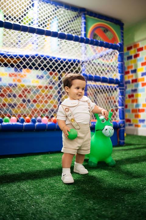 fotografo-em-osorio-litoral-norte-do-rio-grande-do-sul-felipe-lopes-fotografia-festa-de-1-aninho-de-zafari-menino-em-tramandai-espaco-medina-com-show-de-magica-bruno-mariotti'