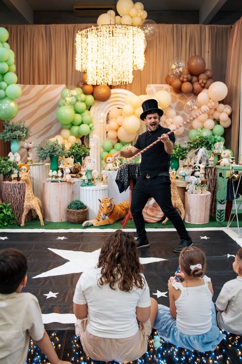fotografo-em-osorio-litoral-norte-do-rio-grande-do-sul-felipe-lopes-fotografia-festa-de-1-aninho-de-zafari-menino-em-tramandai-espaco-medina-com-show-de-magica-bruno-mariotti'