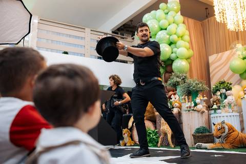 fotografo-em-osorio-litoral-norte-do-rio-grande-do-sul-felipe-lopes-fotografia-festa-de-1-aninho-de-zafari-menino-em-tramandai-espaco-medina-com-show-de-magica-bruno-mariotti'