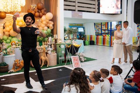 fotografo-em-osorio-litoral-norte-do-rio-grande-do-sul-felipe-lopes-fotografia-festa-de-1-aninho-de-zafari-menino-em-tramandai-espaco-medina-com-show-de-magica-bruno-mariotti'