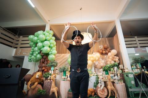 fotografo-em-osorio-litoral-norte-do-rio-grande-do-sul-felipe-lopes-fotografia-festa-de-1-aninho-de-zafari-menino-em-tramandai-espaco-medina-com-show-de-magica-bruno-mariotti'