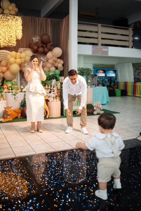 fotografo-em-osorio-litoral-norte-do-rio-grande-do-sul-felipe-lopes-fotografia-festa-de-1-aninho-de-zafari-menino-em-tramandai-espaco-medina-com-show-de-magica-bruno-mariotti'