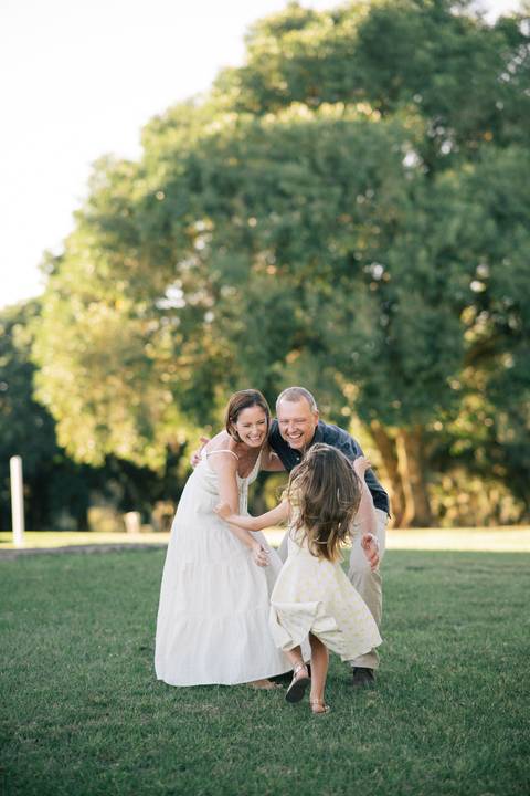 fotografo-em-osorio-litoral-norte-do-rio-grande-do-sul-ensaio-de-familia-grande-geracoes-fotos-leves-espontaneas-atemporais-externas-por-do-sol-parque-historico-osorio-rs'