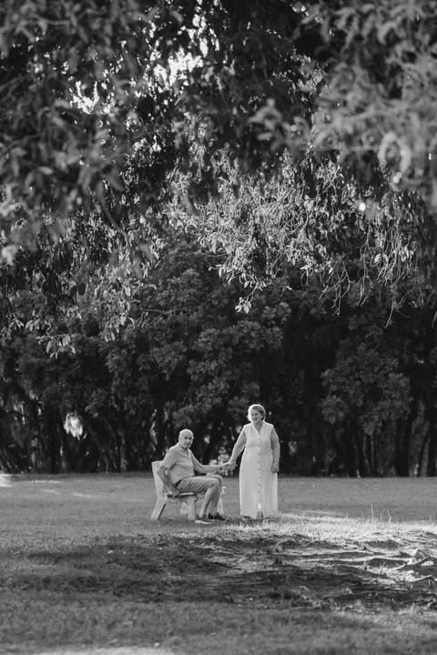 fotografo-em-osorio-litoral-norte-do-rio-grande-do-sul-ensaio-de-familia-grande-geracoes-fotos-leves-espontaneas-atemporais-externas-por-do-sol-parque-historico-osorio-rs'