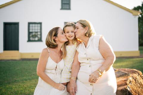 fotografo-em-osorio-litoral-norte-do-rio-grande-do-sul-ensaio-de-familia-grande-geracoes-fotos-leves-espontaneas-atemporais-externas-por-do-sol-parque-historico-osorio-rs'